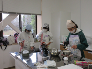 役割分担した作業に取り掛かる子ども達