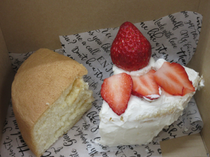 出来上ったいちごショートケーキとスポンジケーキ