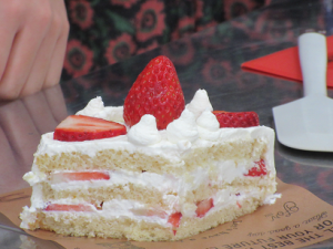 生クリームとイチゴでデコレーションされたケーキが出来上がりました