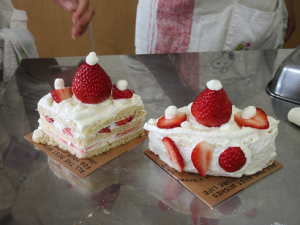 完成したイチゴのケーキ。右側を試食せずに持ち帰りお父さんにプレゼントするそうです