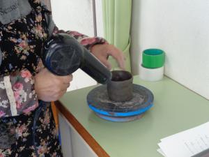 ドライヤーで少し固める様子