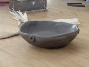 お皿の完成作品、ふちに「おはじき風」アクセント付きです