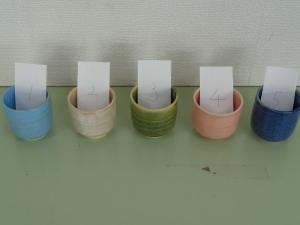 5種類の釉薬、左から「アジサイ」「チタンマット」「オリベ」「ウスベニガラス」「ゴス」