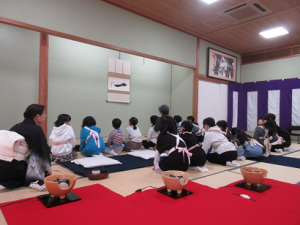 礼に始まり礼に終わる茶道ゆえ床の間に向かって、手をつき丁寧にお辞儀をする子ども達