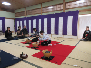 お点前を披露する子ども達