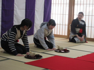 丁寧にお辞儀をしてお運びをする子ども達