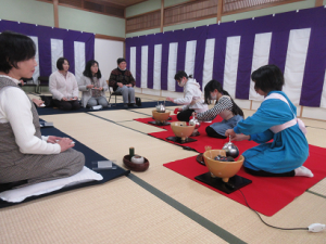 順番にお点前を披露する子ども達