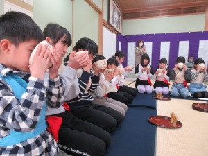 お茶会を終えて全員でお茶をいただく子ども達