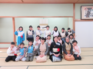 お世話になった先生方と一緒に記念写真に納まる子ども達