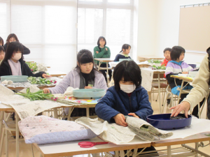 自分らしくどう生けようかと構想を練る子ども達