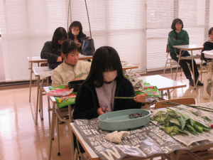 構想を決定し、生け始める子ども達