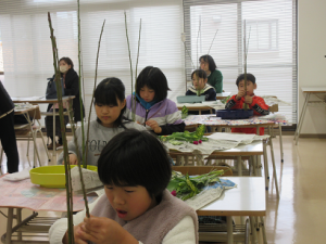 ズワエの位置を決め、思い思いに生ける子ども達