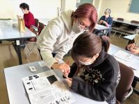 編み方を教わる受講生の様子