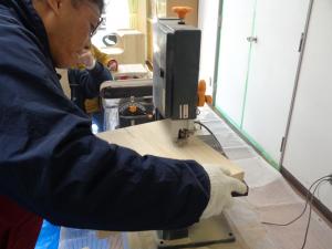 デザインにそって側面をカットする男性