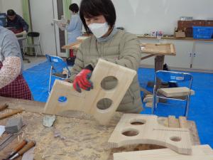 側面を加工する女性