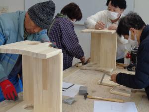 踏み台の組建て作業を黙々と行う参加者