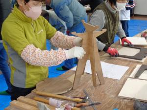 組み立て式椅子の足の部分を制作する女性