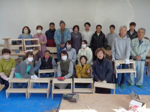 完成した踏み台をもってみんなで記念撮影