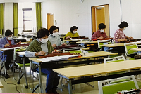 熱心に大正琴の練習されている皆さん
