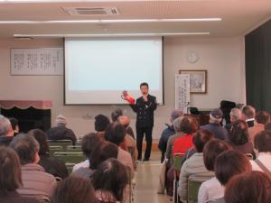 消火器を持って、使い方の説明をしている講師