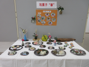 季節の造花も添えて四季折々の和菓子を紹介