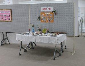 公民館祭りでグループの皆さんが作られたお菓子を展示している様子。