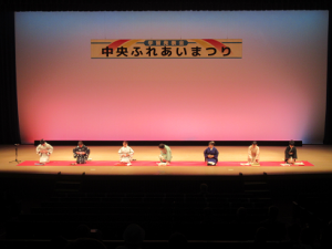 舞台ではじめの挨拶をされる皆さん