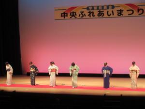 手際よく帯の着付けをする皆さん