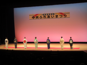 時間内に着付けを終え後ろ帯を披露される皆さん