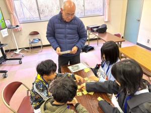 カード取りゲームをする様子