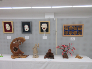 お面、人形等さまざまな作品が展示されている様子