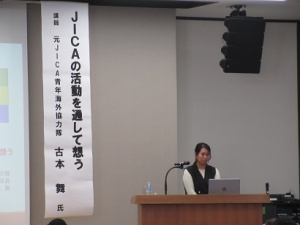 最初は緊張しつつも自らの体験談を語る講師