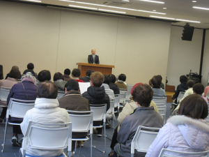 閉講式で一年間の振り返りをする館長