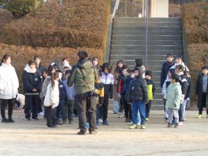 搭乗準備（２分割）をする参加者