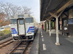 法華口駅でキハを見送るモーヴィ