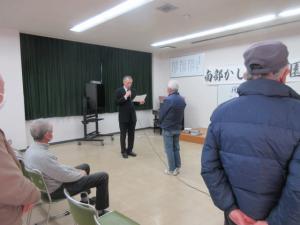 館長から皆勤賞の表彰を受ける受講生