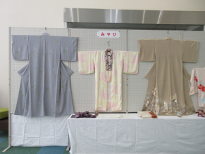 着物の手前には帯や帯締めも展示しました