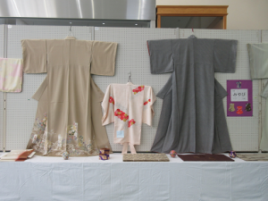 仕立て直しがよくわかるように展示した２枚の着物
