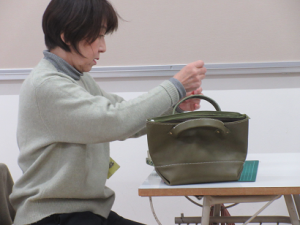 出来上がったグリーンのトートバックと受講生の女性