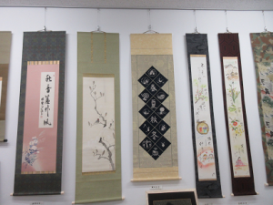 所狭しと展示された掛軸が６点