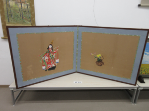 展示に花を添えた岩國先生作の屏風