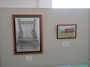 左はデッサン画で右は風景画（北条鉄道）
