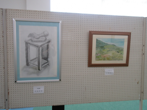 左はデッサン画で右は風景画