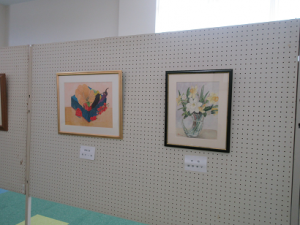静止画２点が左右に飾られている