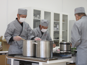 寸胴鍋で作ったそばつゆの味を調えるメンバー