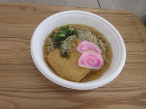 出来上がったそばには、揚げとかまぼこ、ととろろ昆布とネギがのっている