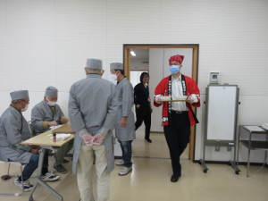 料理の提供をする播磨農業高校生