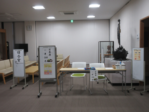 お茶席の受付の様子、案内板と名簿等が並んでいる