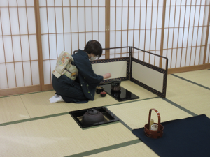 お点前を披露する同好会の皆さん