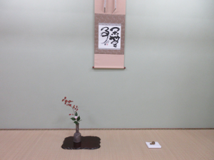 会場内の掛け軸と生け花